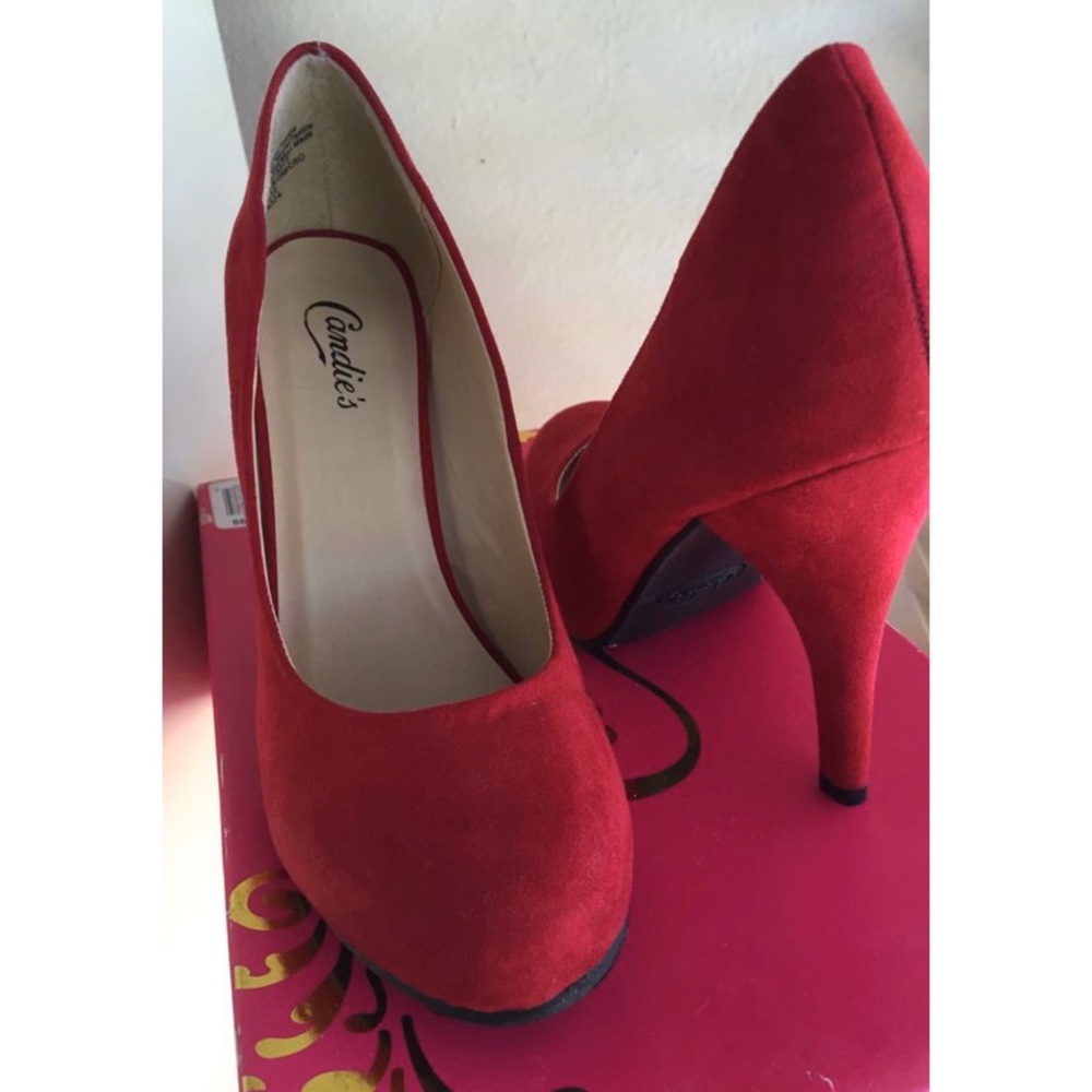 Red suede pumps (NWOT)